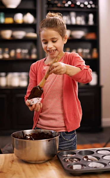 Küçük Usta Başında Küçük Bir Kız Nasıl Pişirileceğini Öğrenirken Eğleniyor — Stok fotoğraf