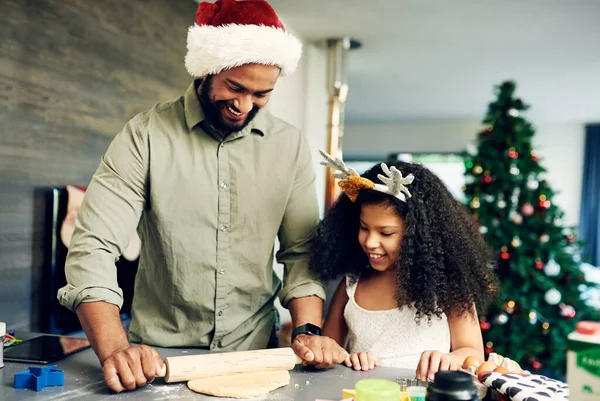 Kötés Apa Lány Vagy Karácsonyi Sütés Sodrófa Ház Vagy Otthoni — Stock Fotó