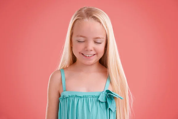 Παίξουμε Κρυφτό Στιγμιότυπο Από Ένα Νεαρό Κορίτσι Που Ποζάρει Πορτοκαλί — Φωτογραφία Αρχείου