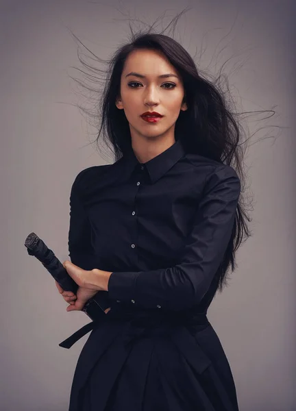 Sua Habilidade Espada Inigualável Estúdio Retrato Uma Bela Jovem Mulher — Fotografia de Stock