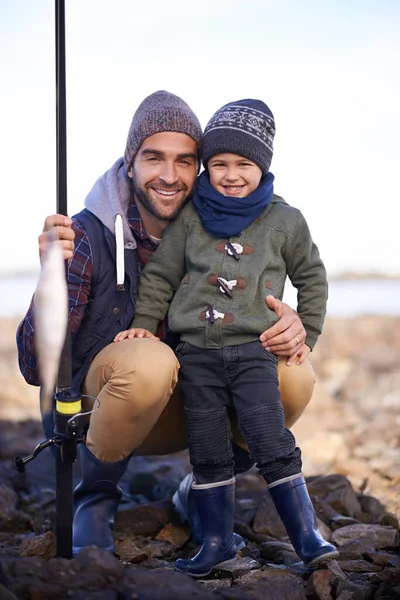 Bil Bakalım Yemekte Var Birlikte Yakaladıkları Balıklarla Sevecen Bir Baba — Stok fotoğraf