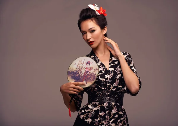 Kökleriyle Iletişim Kuruyor Geleneksel Asya Kıyafetleri Giymiş Çekici Bir Genç — Stok fotoğraf