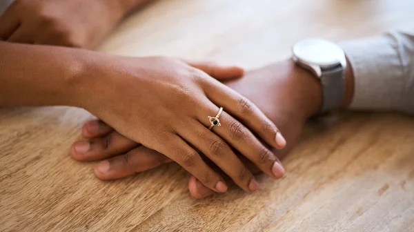 Casal Mãos Apoio Com Amor Confiança Zoom Contra Mesa Madeira — Fotografia de Stock