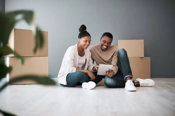 房地产 地产和黑人夫妇 配有盒子和平板电脑 用于购买家具或搜索翻新的想法 新家搬迁当天 快乐的房主 搬迁者和数字触摸屏上的租户 — 图库照片