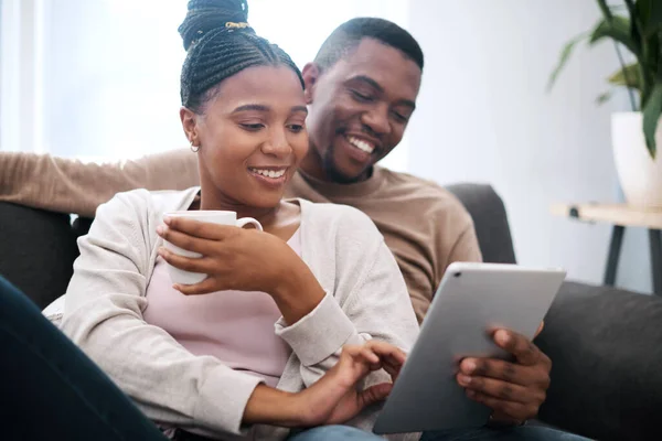 在社交媒体 移动应用或互联网上 数码平板电脑 休闲和黑色夫妻在沙发上打滚 非洲男人和女人一起在客厅里的一个装置上读书 — 图库照片