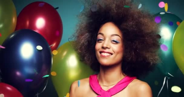 Schwarze Frau Party Und Tanz Mit Luftballons Glitzern Oder Zunder — Stockvideo