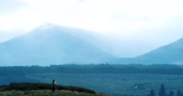 Mulher Caminhadas Foto Telefone Montanhas Escócia Rural Ambiente Sustentabilidade Paisagem — Vídeo de Stock