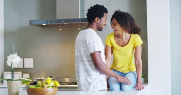 Amar Cozinhar Abraçar Casal Uma Cozinha Enquanto Prepara Uma Refeição — Vídeo de Stock