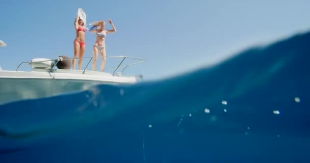 Yacht Simning Och Vänner Hoppar Havet För Undervattensäventyr Nöje Och — Stockvideo