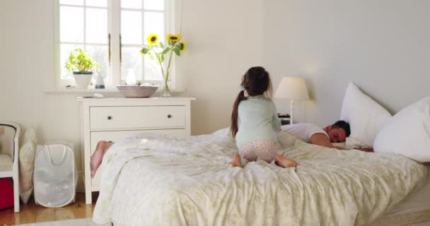 Rodinný Domov Dítě Probudit Spícího Otce Posteli Relaxovat Klid Odpočinek — Stock video