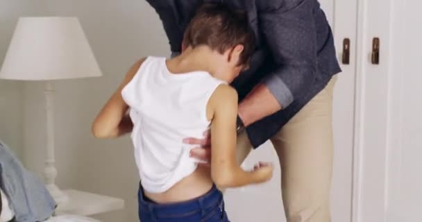 Rodina Děti Oblečení Otcem Synem Spolu Oblékají Ložnici Svého Domu — Stock video