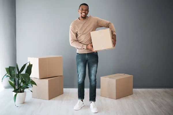 黑人男子 搬家和家庭肖像与盒子兴奋的不动产 财产和新房子 房子主人站在灰墙前的纸板箱旁 笑着装模作样地装箱 — 图库照片