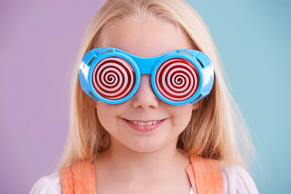 Extraño Colorido Eso Sólo Personalidad Una Linda Niña Usando Gafas —  Fotos de Stock
