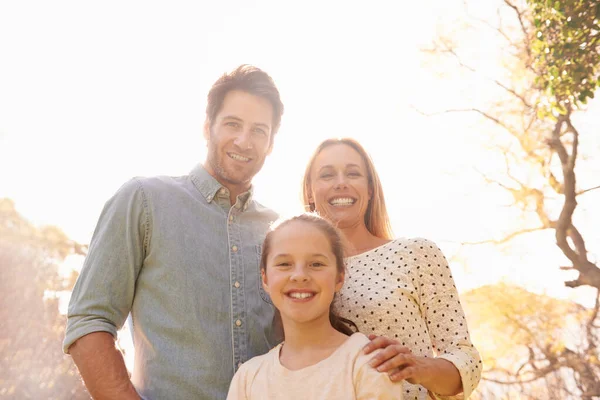Szczęśliwsi Razem Portret Szczęśliwej Rodziny Stojącej Zewnątrz — Zdjęcie stockowe