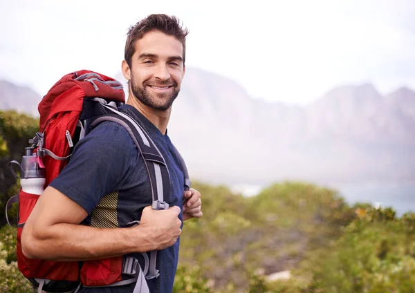 探検だ 発見だ 山の中をハイキングしている若い男が — ストック写真