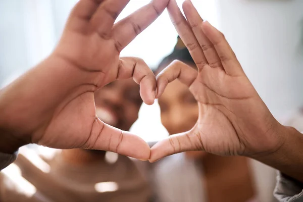 Amor Mãos Coração Casal Negro Feliz Animado Para Futuro Nova — Fotografia de Stock
