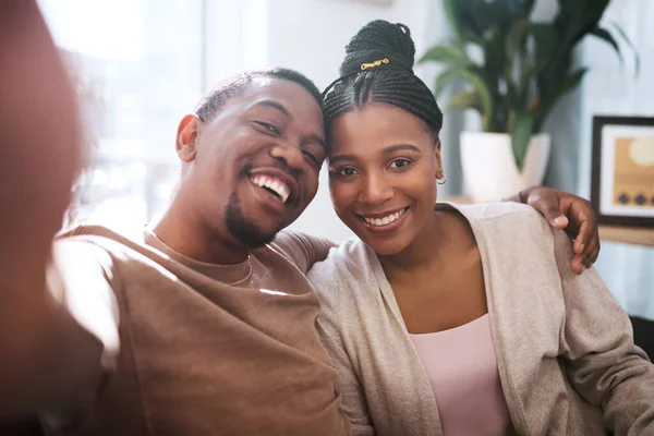 在客厅里的肖像 黑人夫妇和自拍 在他们的家 拥抱和微笑时 快乐和放松 爱和男人 与女人在休息室合影 享受他们的关系 — 图库照片