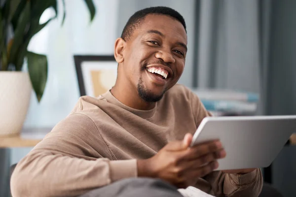 Hombre Negro Tableta Sonrisa Retrato Para Entretenimiento Transmisión Películas Conexión — Foto de Stock