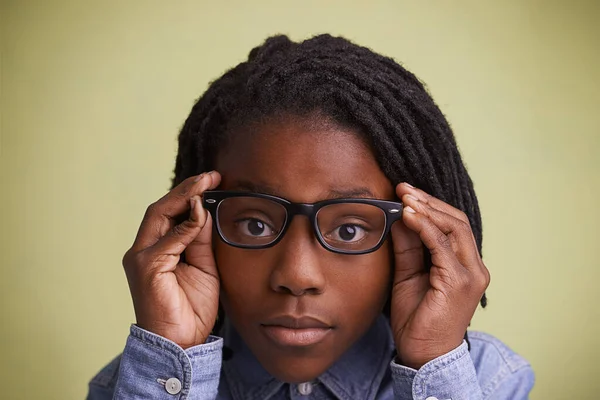 Having Closer Look Cropped Studio Portrait Young Boy Wearing Glasses — Stock Photo, Image