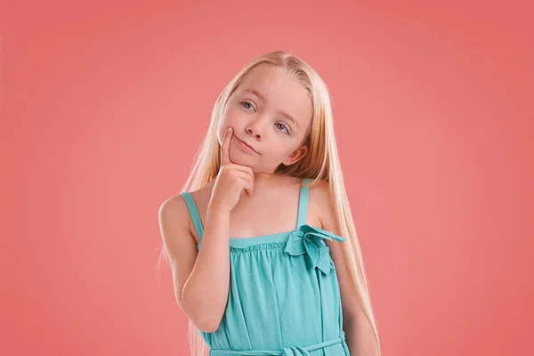 Niech Pomyślę Ujęcie Młodej Dziewczyny Pozującej Pomarańczowym Tle — Zdjęcie stockowe