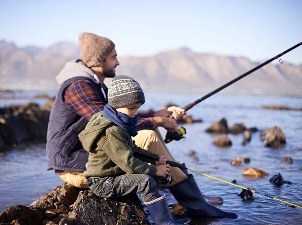 Algo Moverse Padre Amoroso Hijo Pescando Junto Mar —  Fotos de Stock