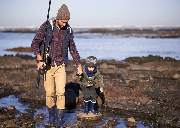 Saliamo Padre Figlio Che Camminano Sugli Scogli Mentre Pescano Insieme — Foto Stock