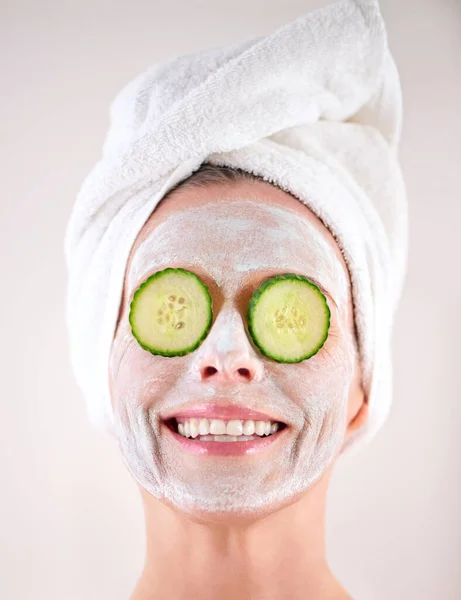 Gör Huden Glad Mogen Kvinna Med Mask Ansiktet Och Gurka — Stockfoto