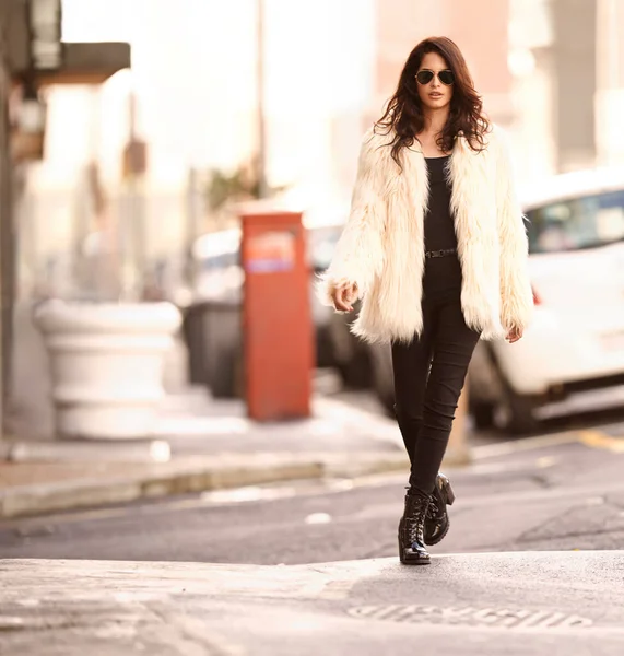 走在街上的风格 一个年轻貌美的女人在城里走来走去 — 图库照片