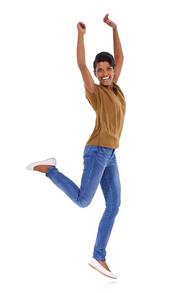 喜びのためにジャンプします 白い背景を持つ魅力的な若い女性のスタジオポートレート — ストック写真