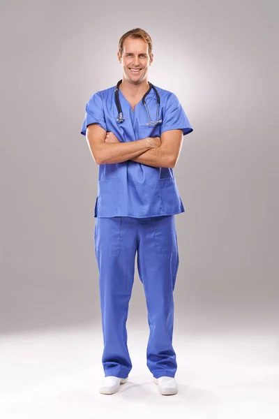 手術は成功した 腕を組んで立っているハンサムな男性医師の完全な長さの肖像画 — ストック写真