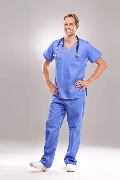 Zaufanie Jego Chirurgicznego Sukcesu Pełen Portret Przystojnego Lekarza Stojącego Rękami — Zdjęcie stockowe