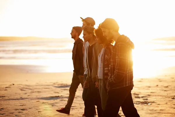 Dirigen Próxima Misión Grupo Amigos Caminando Por Una Playa Atardecer — Foto de Stock