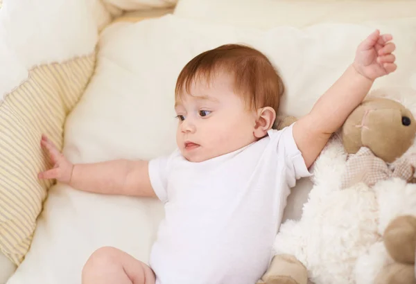 给它一点点伸展 一个可爱的婴儿在一张小床上拍的高角照片 — 图库照片