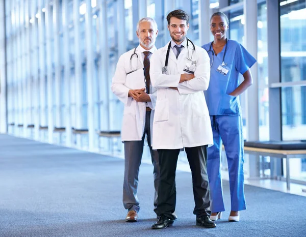 Säkert Att Kan Göra Dig Bättre Ett Läkarteam Står Sjukhuskorridoren — Stockfoto