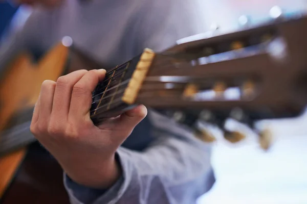 Música Importa Uma Pessoa Irreconhecível Tocando Guitarra — Fotografia de Stock