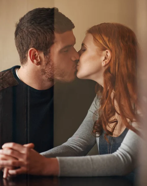 但不是最后一吻 一对深情的年轻夫妇在约会时分享着一个吻 — 图库照片