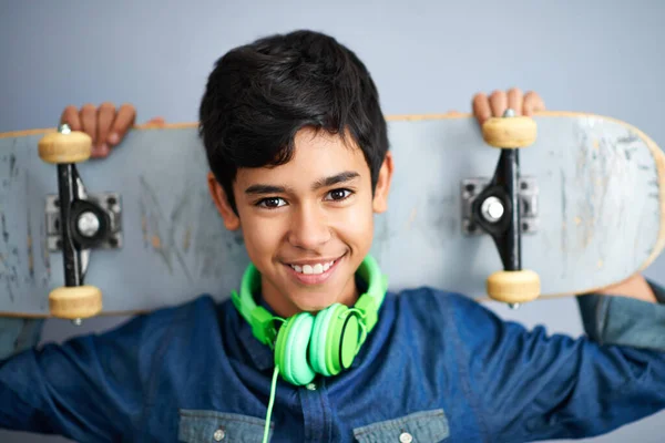 Bekam Street Style Porträt Eines Glücklichen Jungen Mit Seinem Skateboard — Stockfoto
