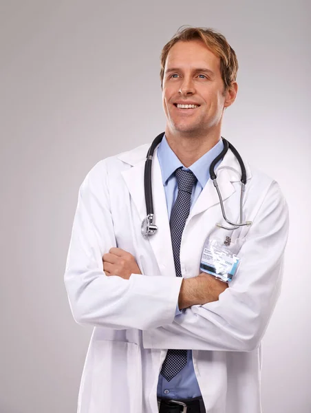 君の健康は彼の手の中にある 自信のある若い男性医師のクロップスタジオショット — ストック写真