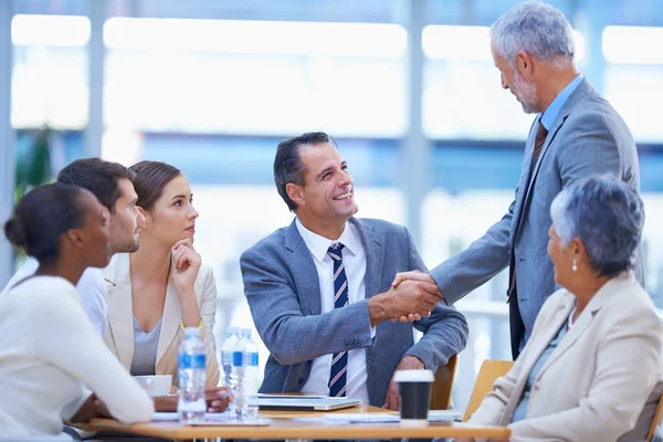 あなたと一緒に働くことを楽しみにしていました 同僚との会議で握手をする2人のビジネスマンの切り取られたショット — ストック写真