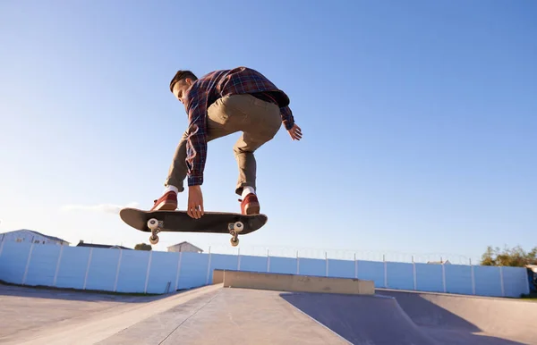 Een Mooie Dag Het Skatepark Een Jonge Man Doet Trucs — Stockfoto