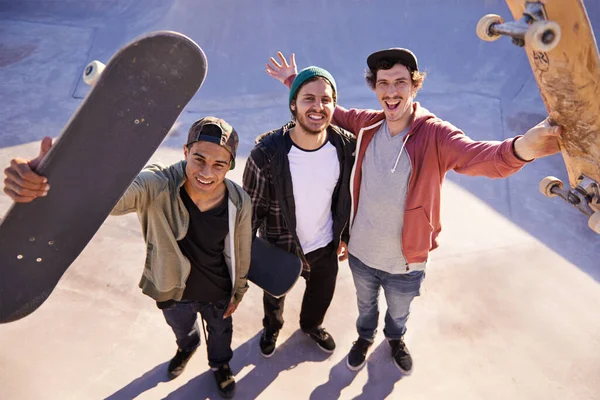 公園での一日 スケートボードを持っている3人のスケーターの友人の肖像画 — ストック写真