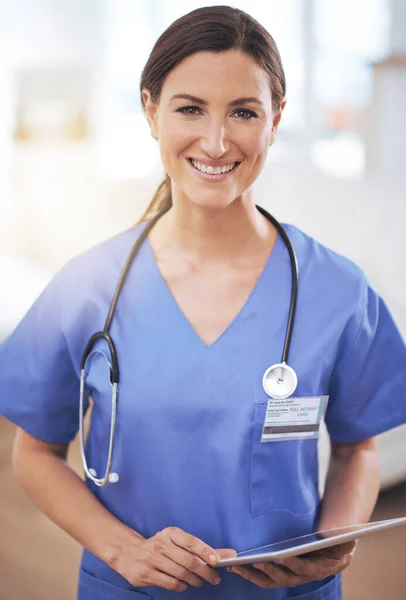 간호사가 되는건 이아니라 소명이야 디지털 태블릿을 미소짓는 간호사의 — 스톡 사진