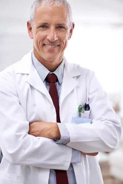 Можете Довіряти Йому Здоров Портрет Зрілого Лікаря Стоїть Схрещеними Руками — стокове фото