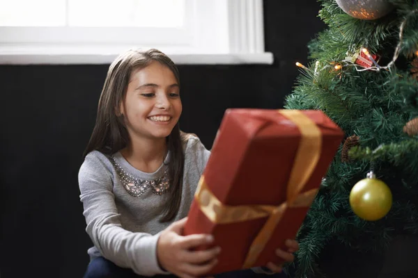 Alig Várom Hogy Kinyissam Ajándékot Egy Kislány Karácsonyi Ajándékkal Kezében — Stock Fotó