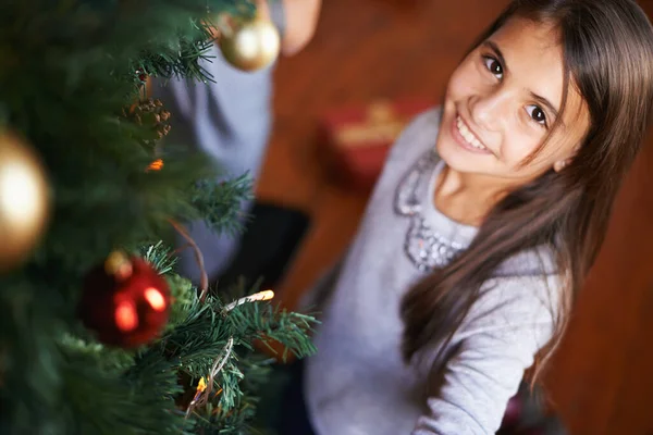 Találd Idén Csinálta Dekorációt Egy Kislány Portréja Egy Karácsonyfa Mellett — Stock Fotó