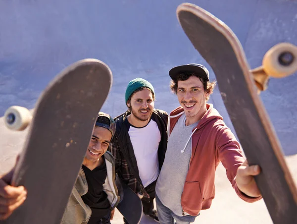 公园里美好的一天三个滑板朋友举起滑板的肖像 — 图库照片