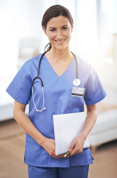 Ella Brinda Mejor Atención Sus Pacientes Retrato Una Enfermera Sonriente —  Fotos de Stock