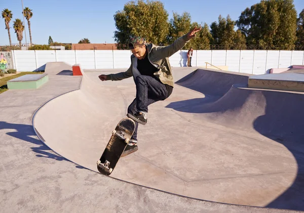 Guarda Giovane Uomo Che Trucchi Sul Suo Skateboard Allo Skate — Foto Stock