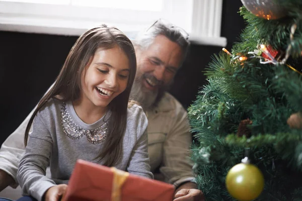Boldog Pillanatok Nagyapával Karácsonykor Egy Lány Nagyapja Együtt Bontják Ajándékot — Stock Fotó