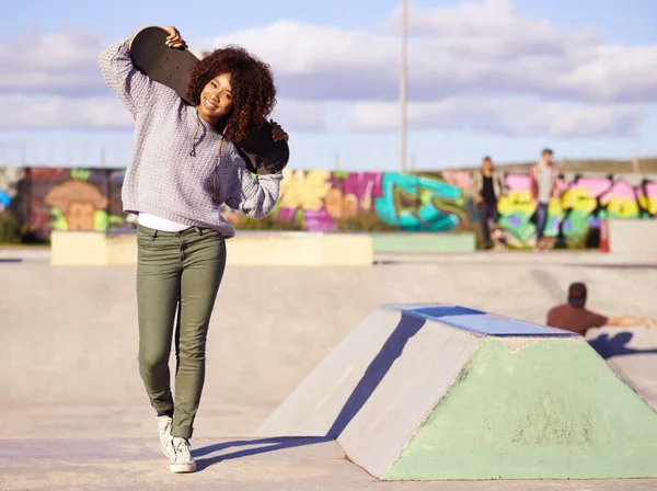Qué Gran Patín Una Joven Con Monopatín Skatepark —  Fotos de Stock